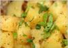Bulvės, keptos folijoje lėtoje viryklėje: idealiai tinka su silke ir svogūnais